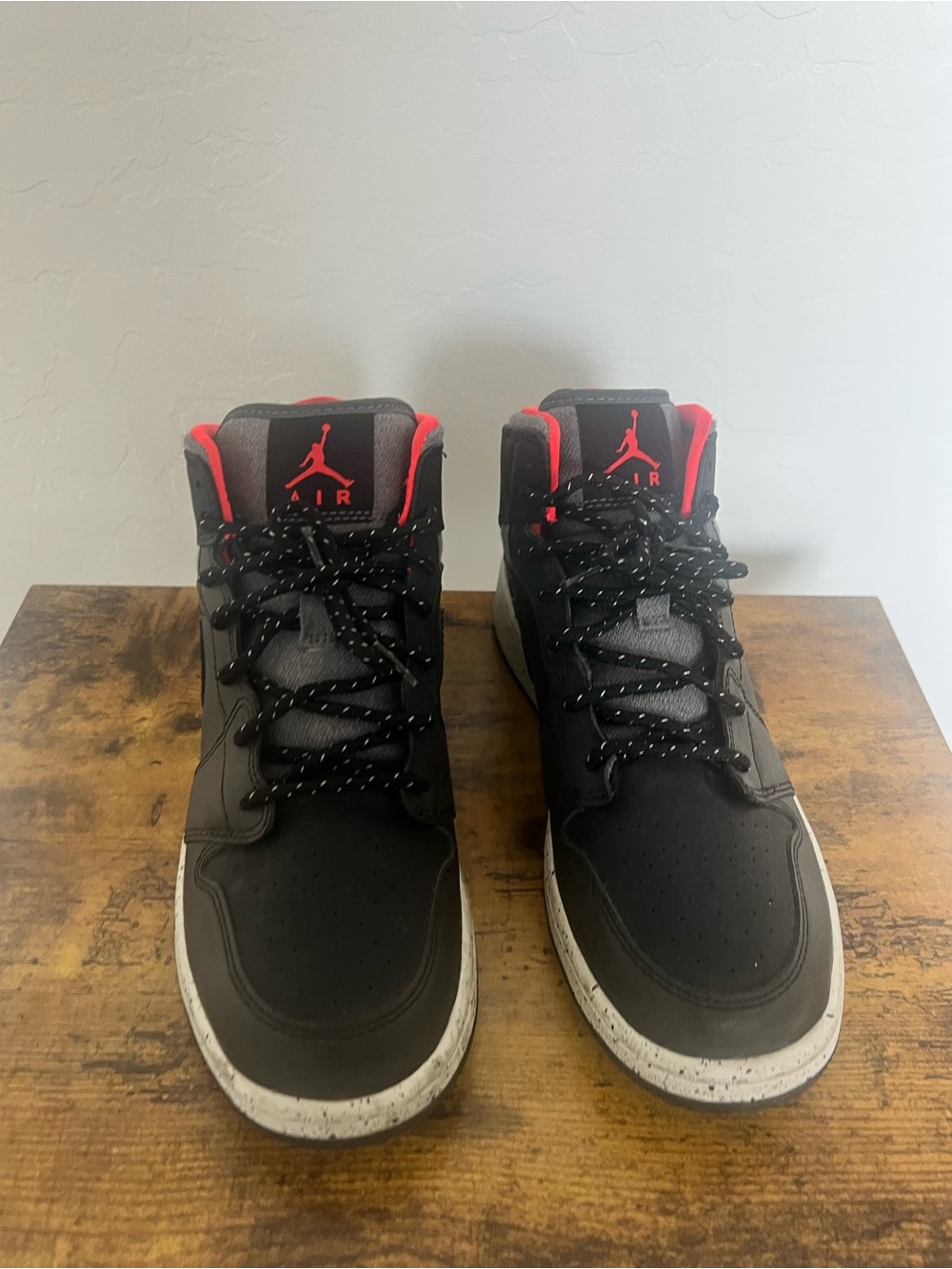 Jordan 1 Mid Holiday